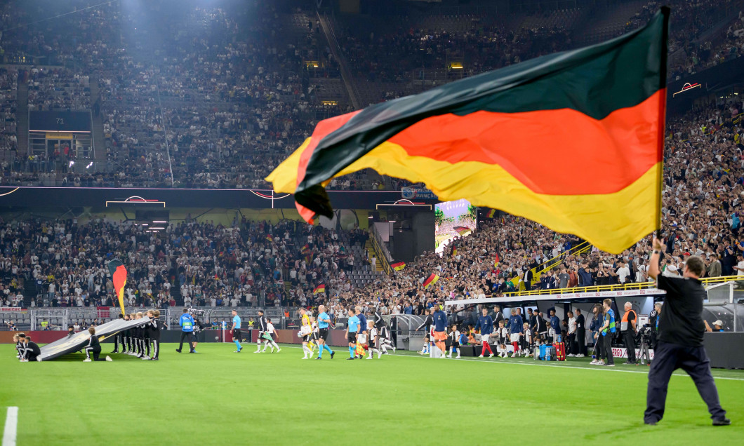 Einlauf der Teams in den Signal-Iduna-Park, Fahne, Flagge, Stadion, Fussball Freundschaftsspiel, Deutschland (GER) - Fra
