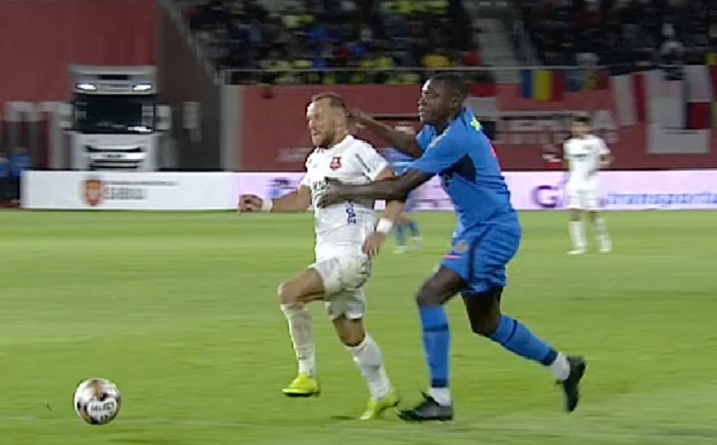 Meci de coșmar pentru Joyskim Dawa! Fundașul FCSB-ului a comis penalty și a fost eliminat la aceeași fază