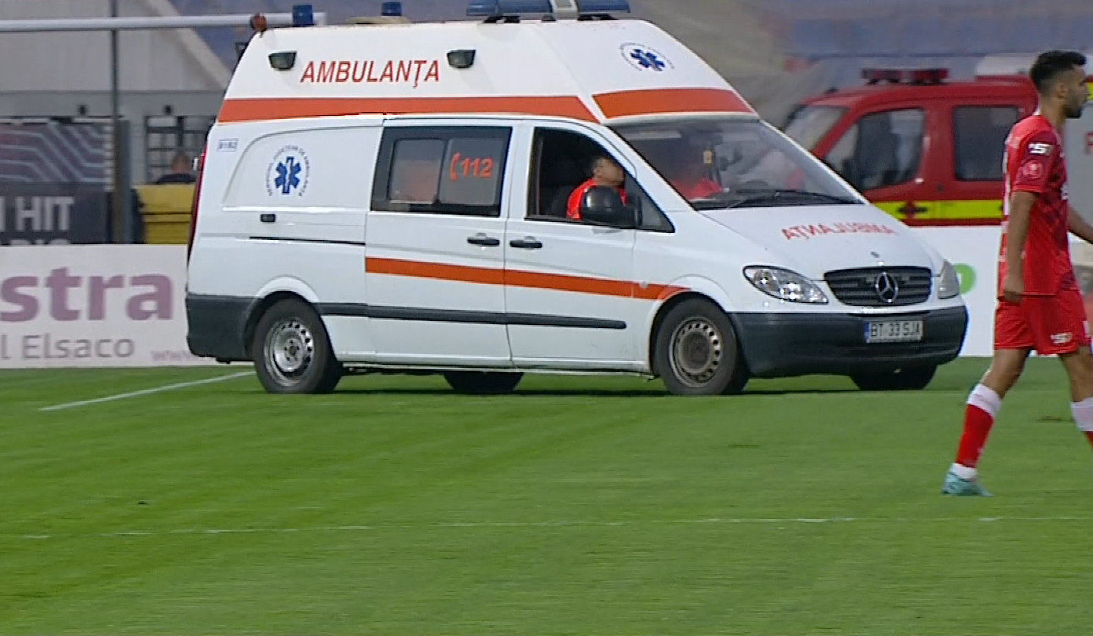 Ambulanța și-a făcut apariția la meciul din SuperLiga. Ce s-a întâmplat în tribune