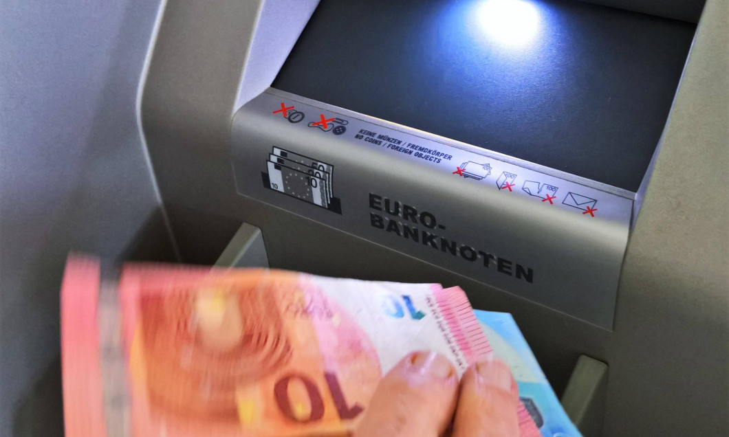 Euro-Banknoten. Bankomat bzw Bankautomat oder Geldautomat. Foto: Geld abheben bei einer Bank *** Euro banknotes ATM or c