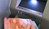 Euro-Banknoten. Bankomat bzw Bankautomat oder Geldautomat. Foto: Geld abheben bei einer Bank *** Euro banknotes ATM or c