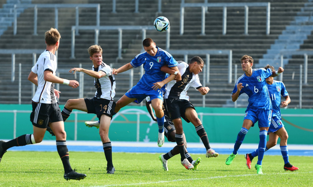 Francesco Camarda (Italien) im Zweikampf mit Montrell Culbreath (Deutschland, 4. von links) Deutschland vs Italien, Fuss