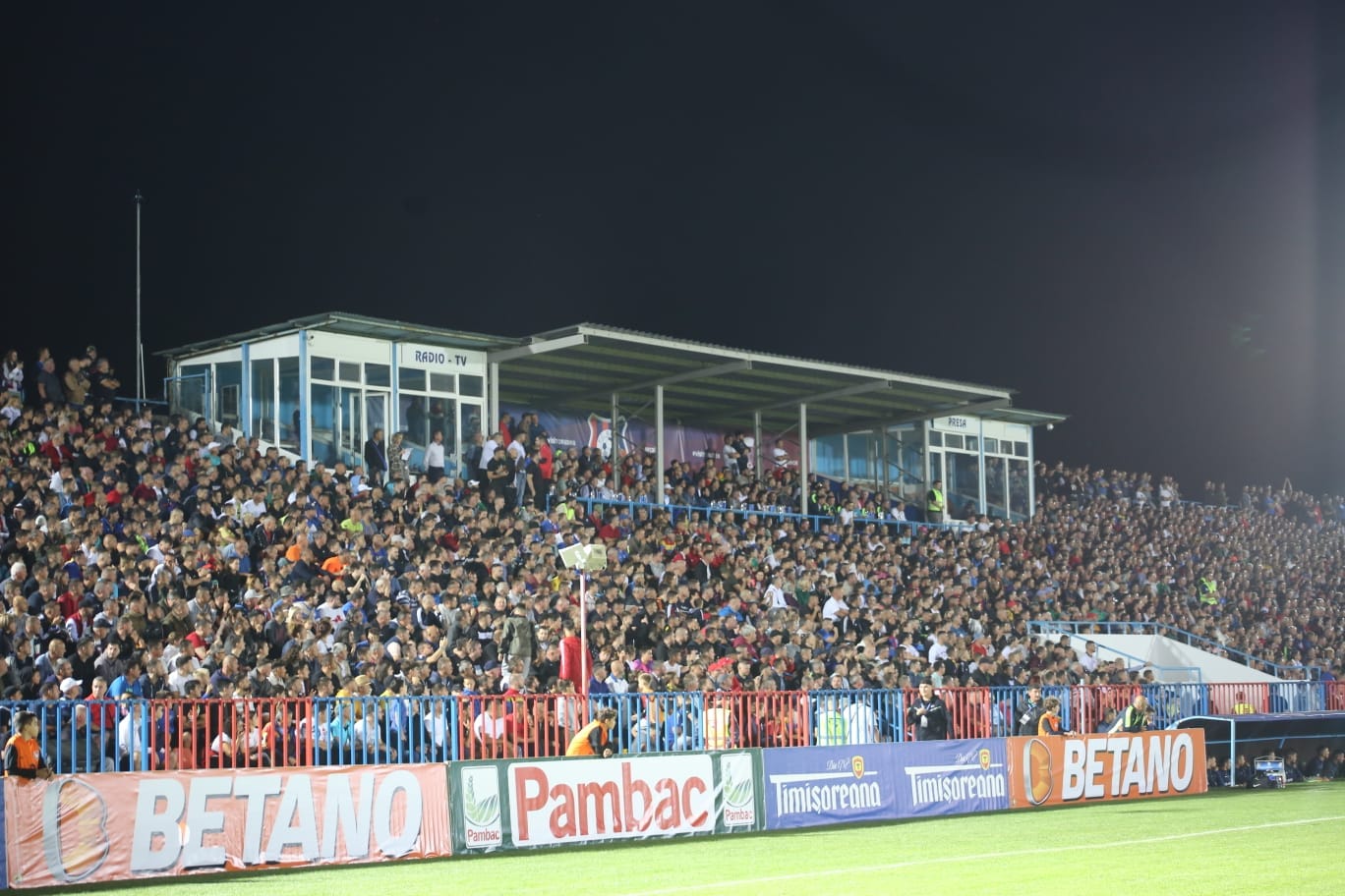 Nebunie la partida FC Bihor - FCSB 0-2. Imagini spectaculoase de la primul meci din istorie cu nocturnă la Oradea