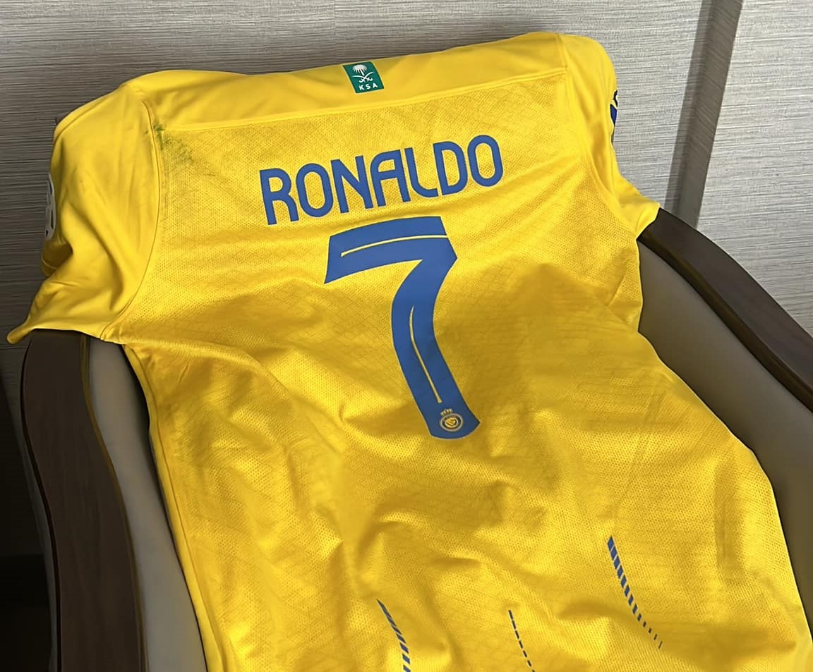 Șumudică nu e mai e singur. Ronaldo i-a dat tricoul încă unui român. ”Visurile devin realitate”