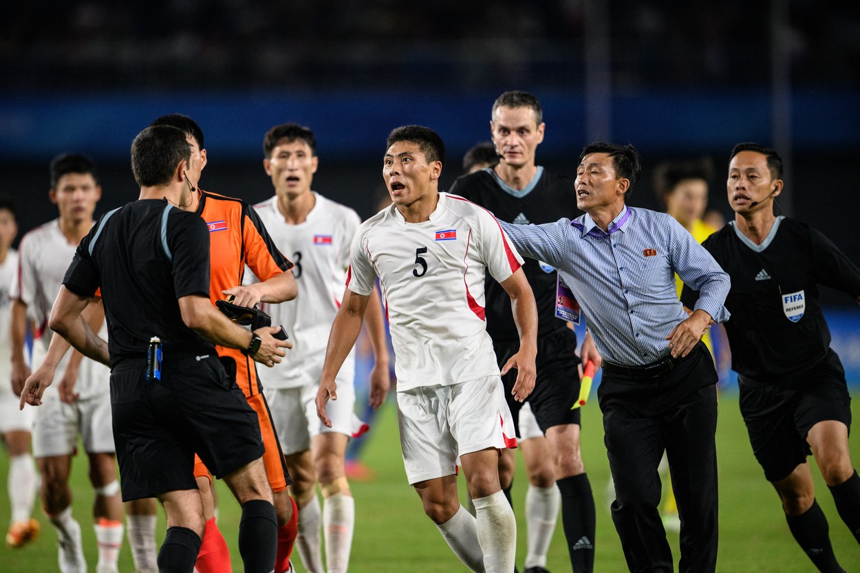 Jucătorii nord-coreeni nu știu să piardă! Au atacat arbitrul după ce au fost învinși de Japonia