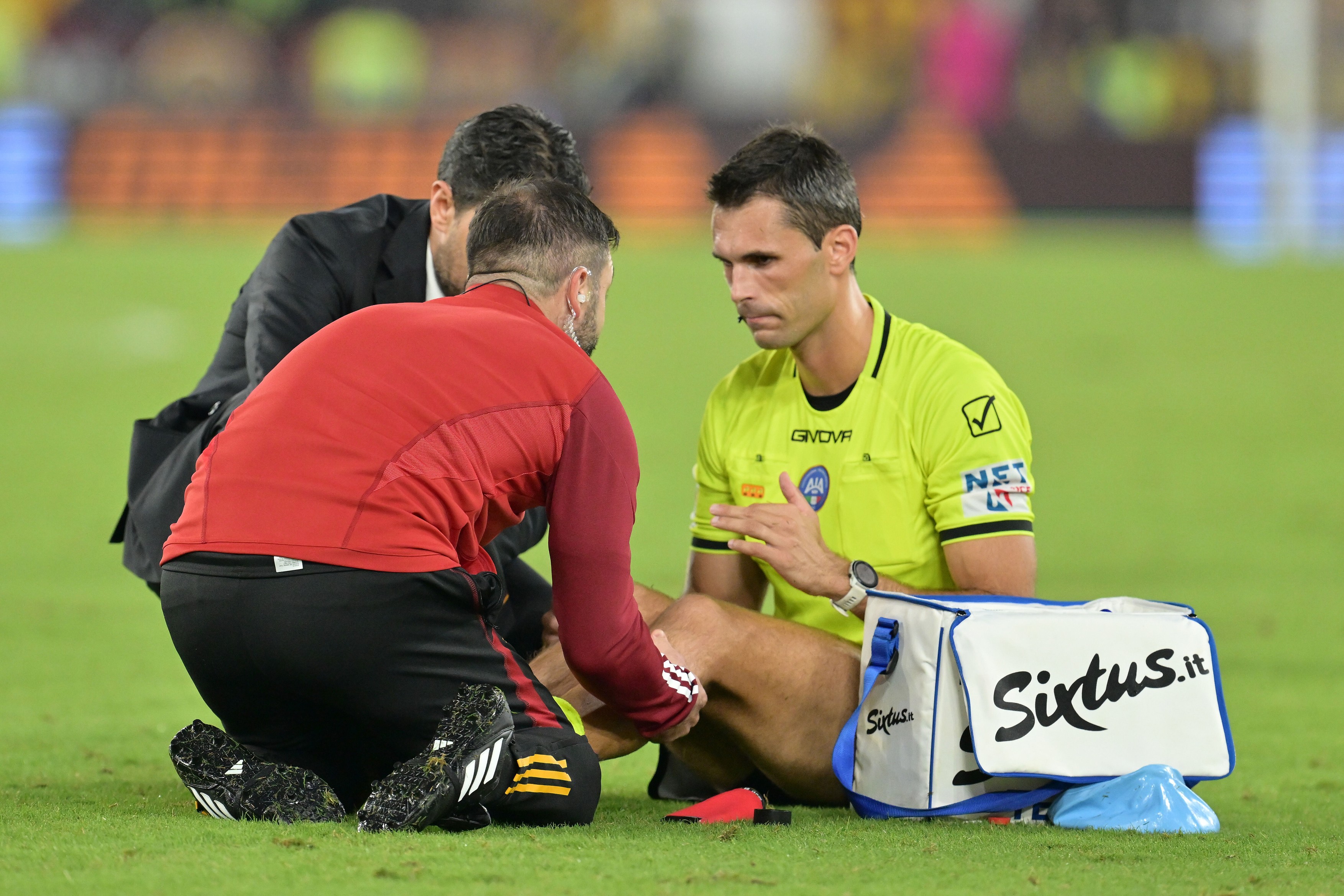 Nu numai jucătorii se accidentează! Arbitrul unui meci din Serie A a avut crampe