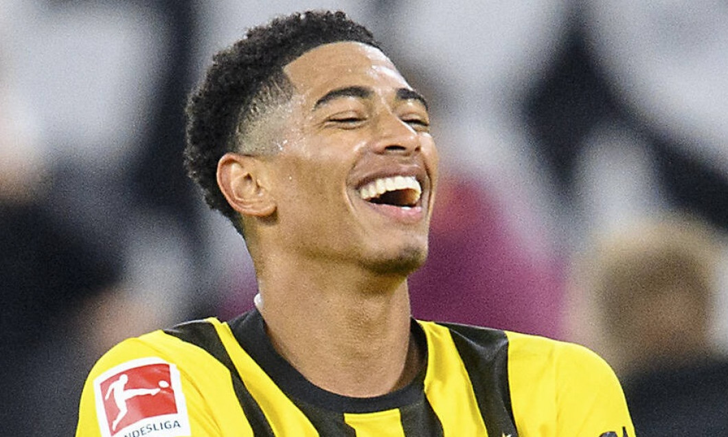 Jude BELLINGHAM l. (DO) lachend mit Jamal MUSIALA (M) nach dem Spiel, Fussball 1. Bundesliga, 09.Spieltag, Borussia Dor