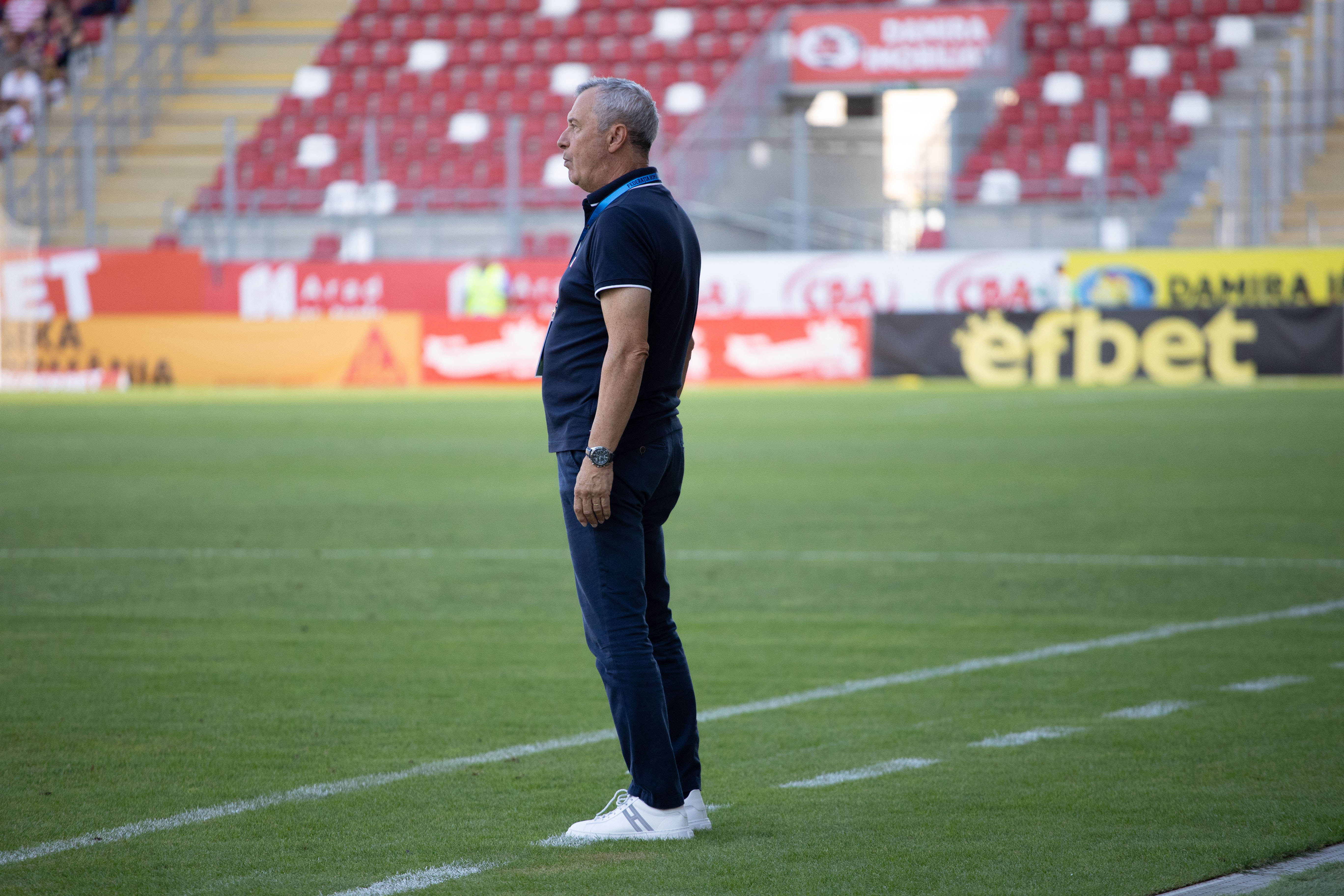 ”Cum să-l dai afară? Știi câte victorii are în 4 ani?” Reacție fermă după ce Rednic a spus că ”dă un telefon și zboară”