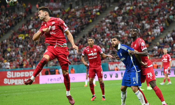 Gorka Larrucea Arrien, Aurelian Ionut Chitu si Josue Francis Homawoo in meciul de fotbal dintre Dinamo Bucuresti si FC U