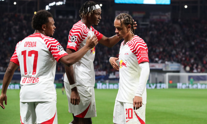 Torjubel - Torschütze Lois Openda (RB Leipzig,17) trifft zum 1-1 mit Mohamed Simakan (RB Leipzig,2) und Xavi Simons (RB