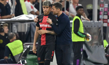 Trainer Xabi ALONSO (Bayer Leverkusen) mit Piero HINCAPIE (Bayer Leverkusen). Gestik,gibt Anweisungen. Fussball 1. Bunde