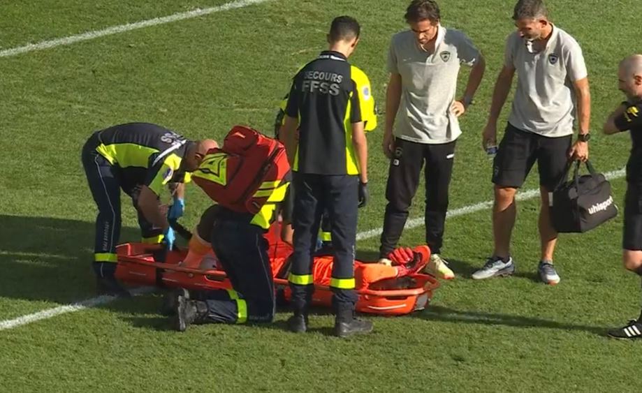 Meci din Ligue 1, suspendat din cauza unei petarde: portarul, scos pe targă de pe teren