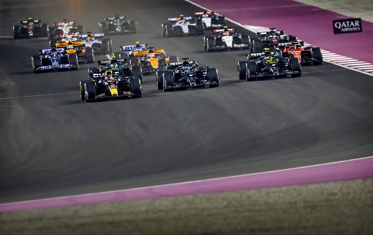 Marele Premiu de F1 al Qatarului, ACUM, Digi Sport 2: Verstappen, primul. Hamilton, OUT după o ciocnire cu Russel