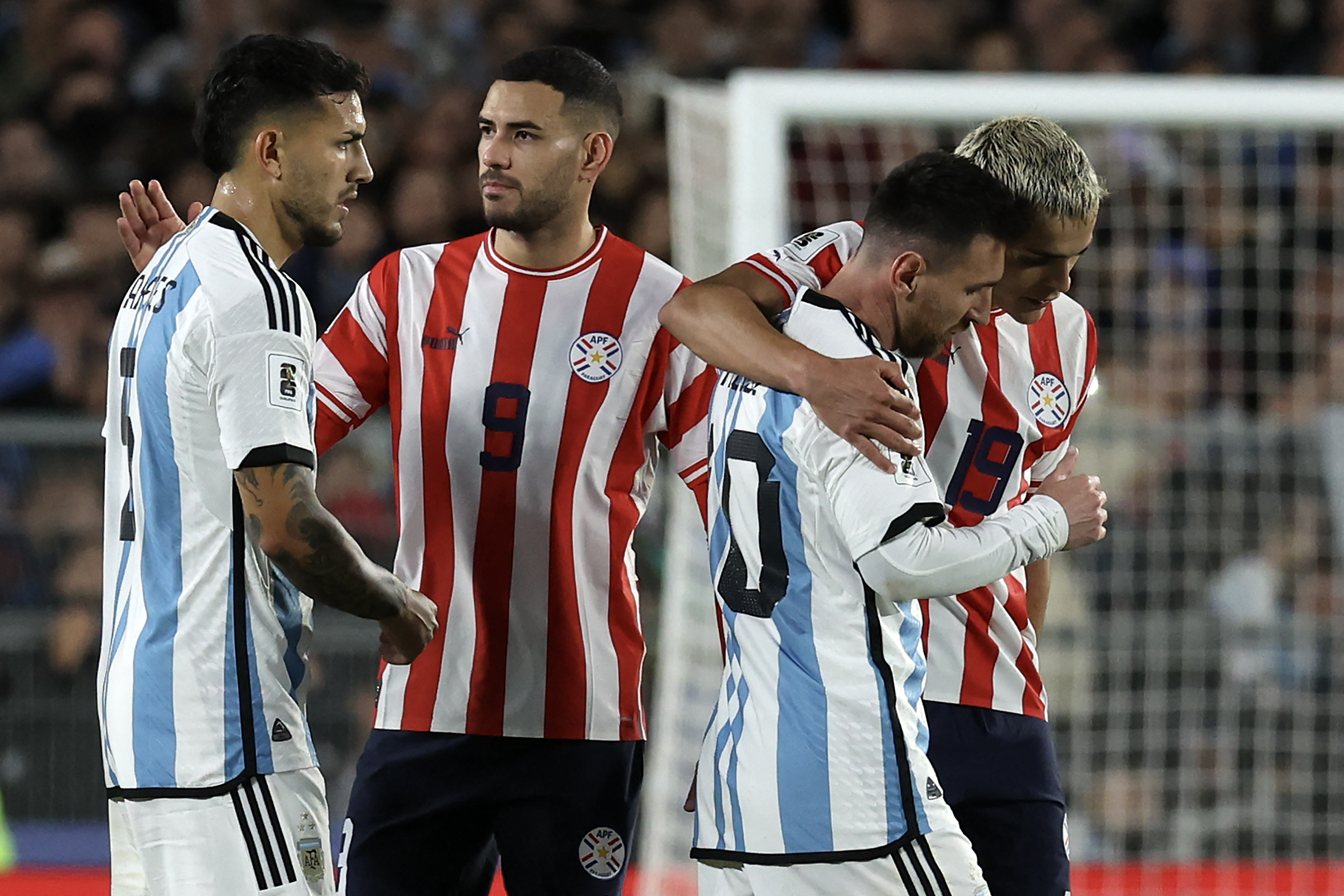 Imaginile cu Leo Messi scuipat pe teren fac înconjurul lumii. Cum a reacționat starul argentinian