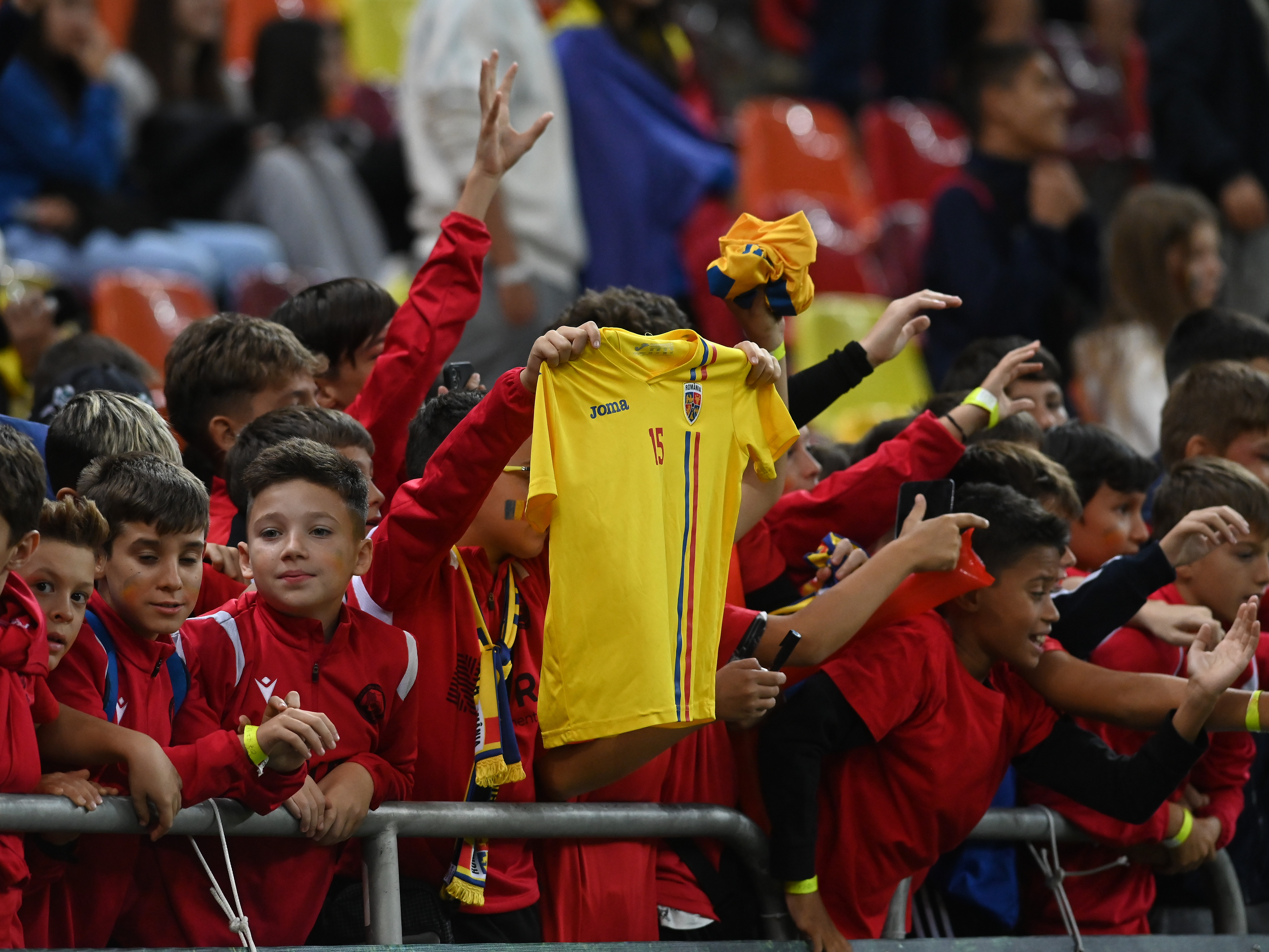 Pentru ei a zis Ianis Hagi ”România, te iubesc”! Imaginile fericirii copiilor după România - Andorra 4-0