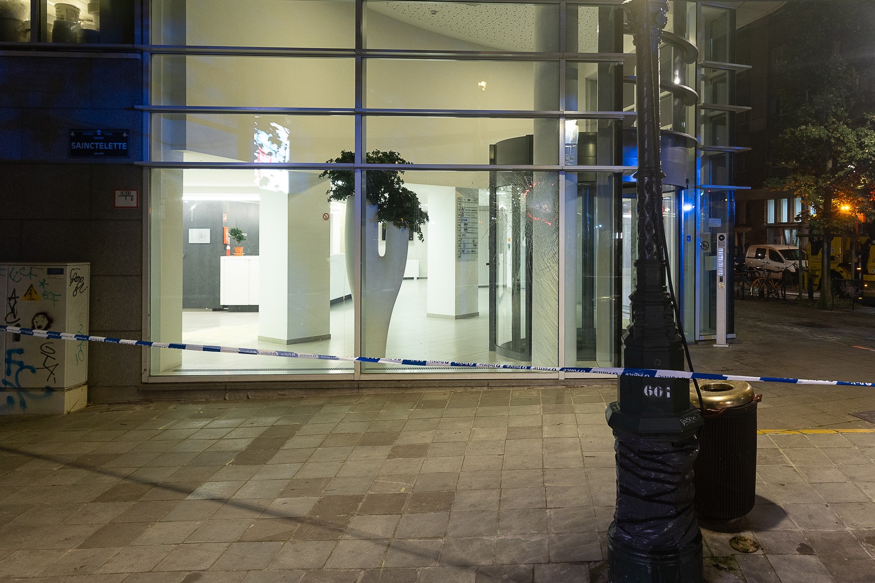 Belgienii anunță că autorul atacului de la Bruxelles a fost împușcat într-o cafenea