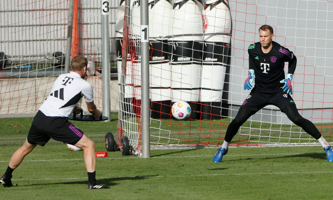 12.10.2023, FC Bayern Training, Saebenerstrasse Muenchen, Fussball, im Bild: Michael Rechner (FC Bayern Muenchen) und Ma