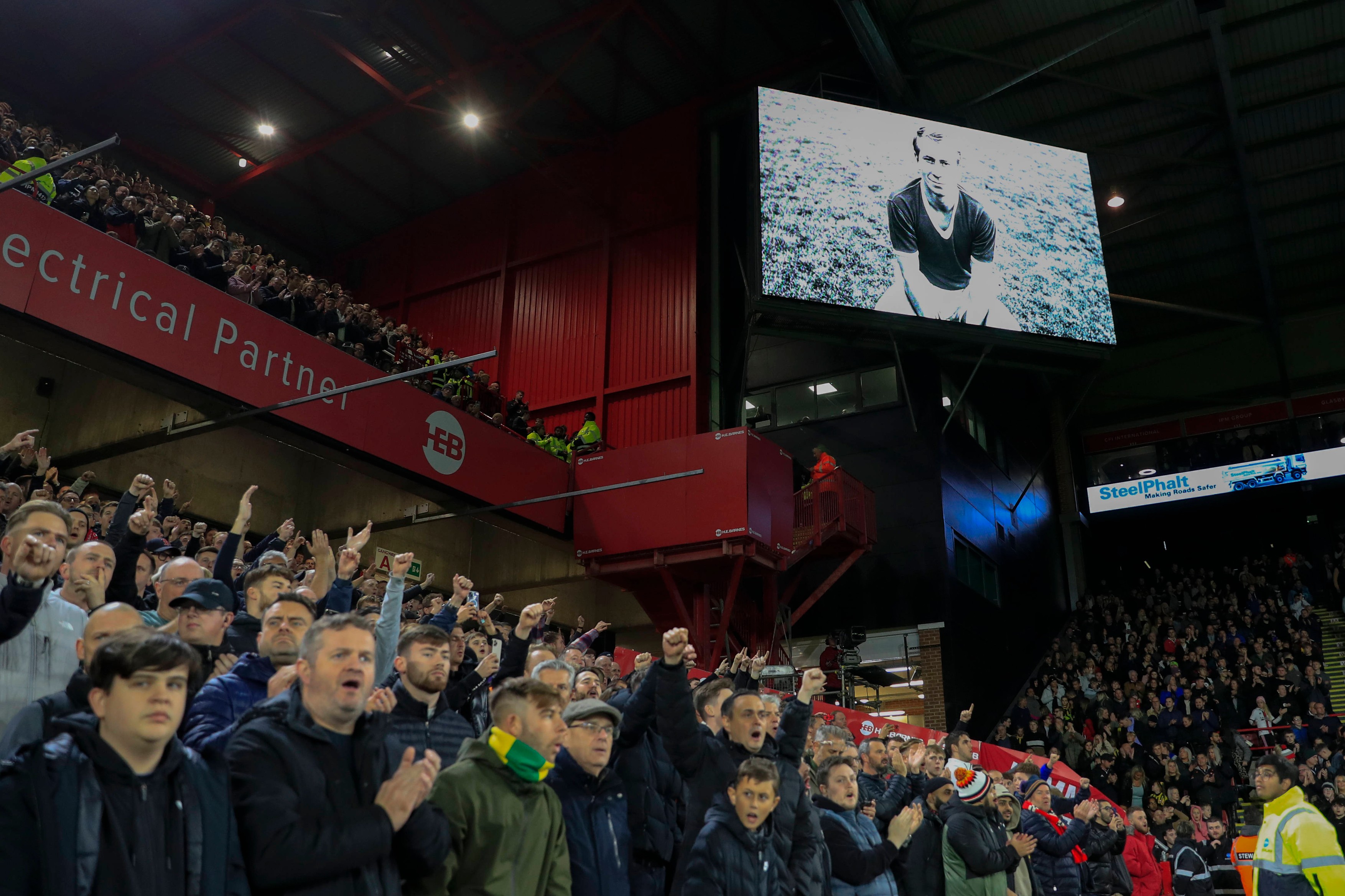 David Beckham, mesaj emoționat după trecerea în neființă a lui Sir Bobby Charlton! ”Un erou național”