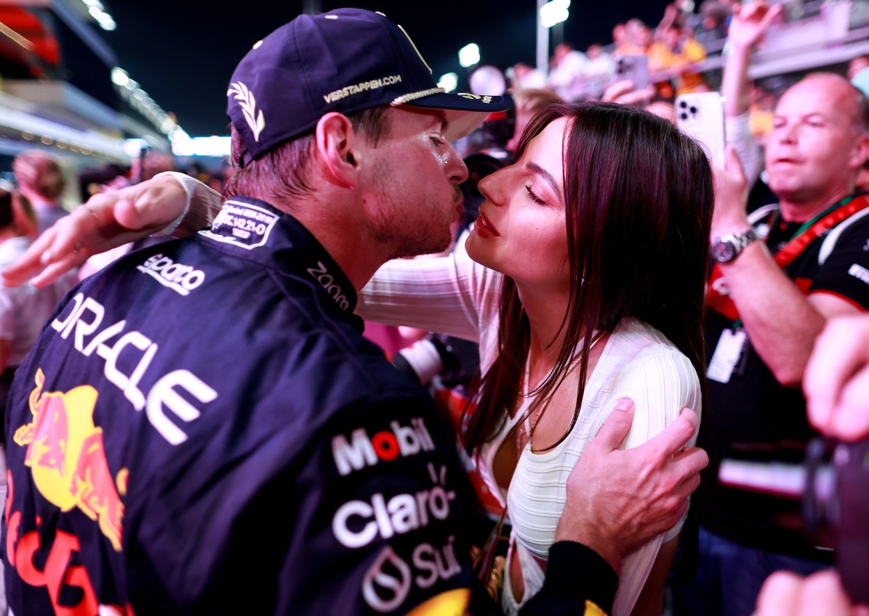 Scene rar întâlnite în Formula 1: Max Verstappen, huiduit pe podium. Partenera sa, surprinsă în timp ce filma