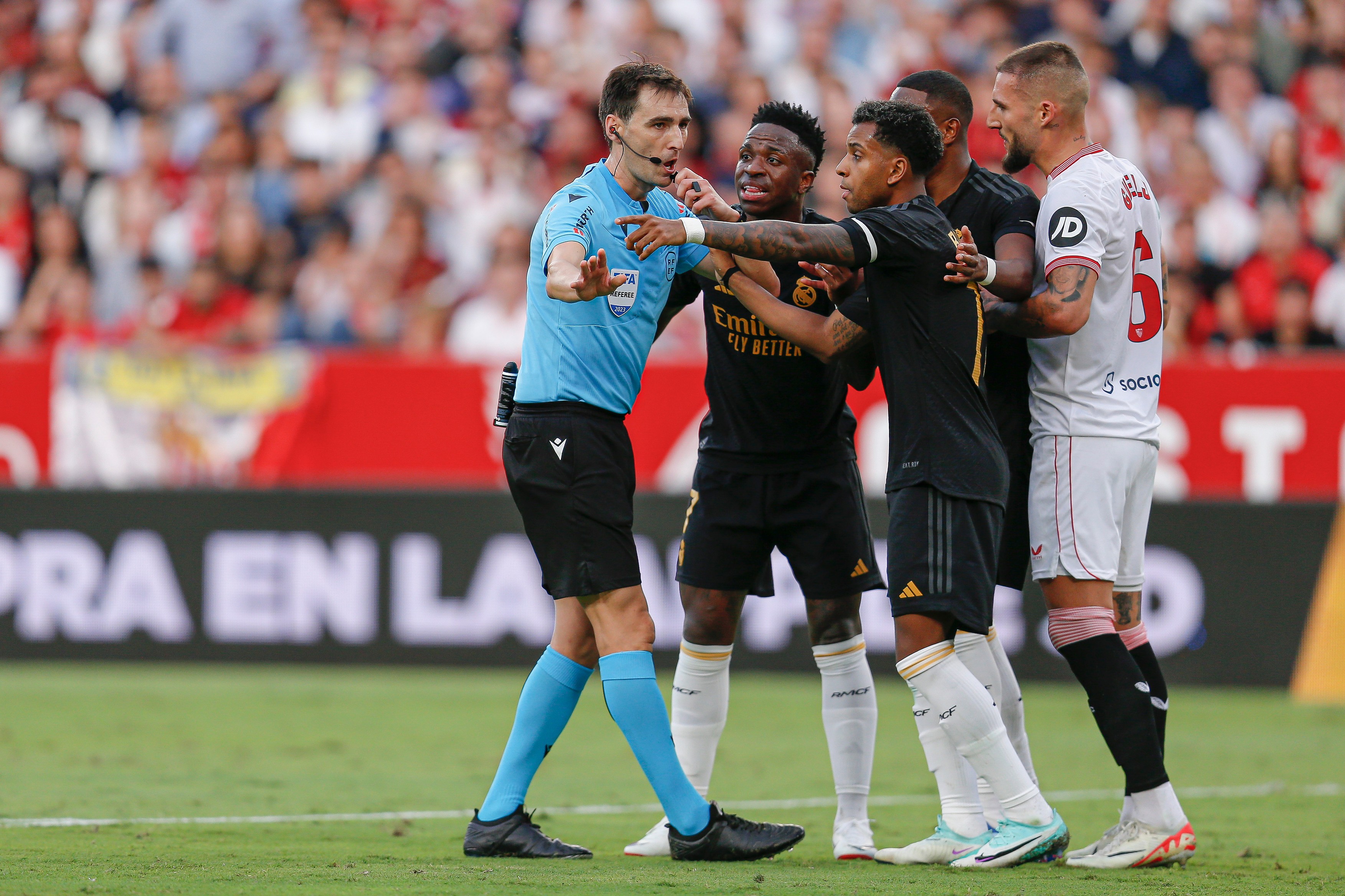 Ce i-a spus arbitrul lui Vinicius la pauza meciului Sevilla - Real Madrid