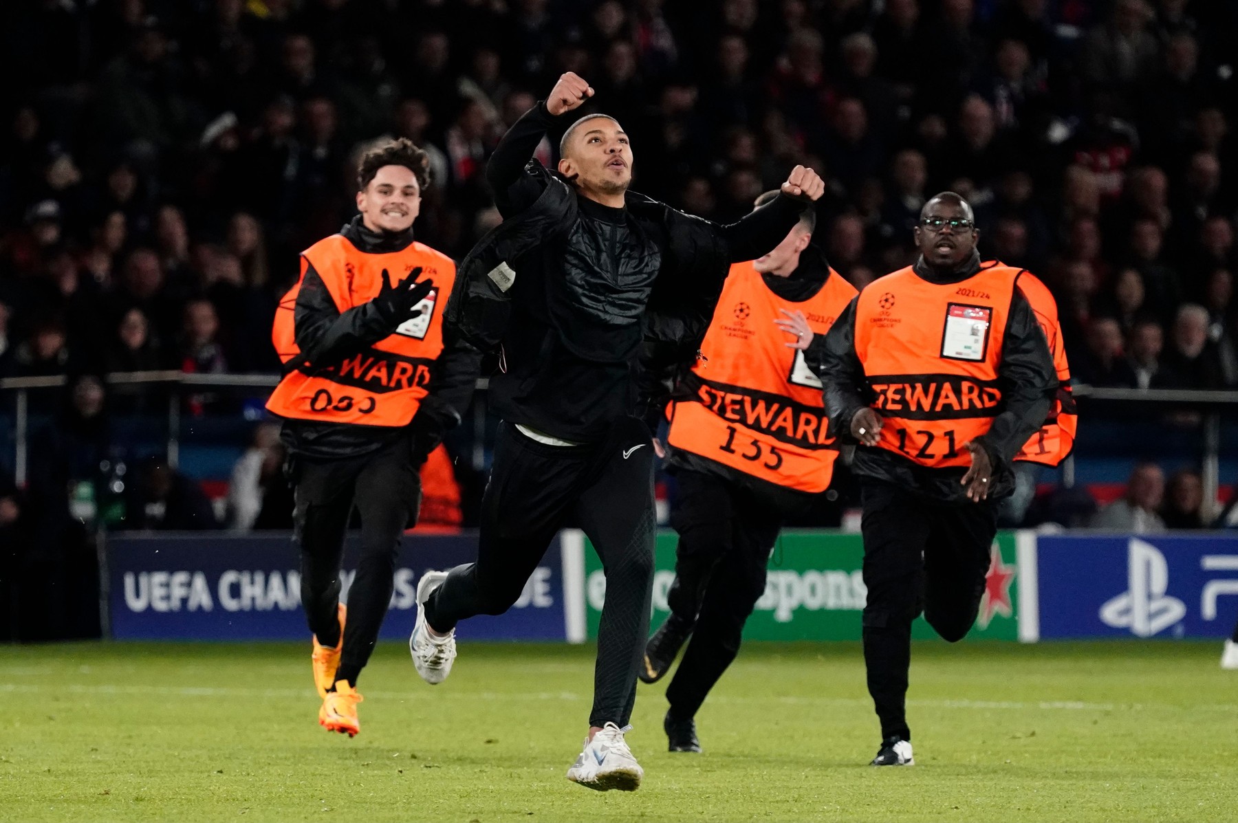 Un bărbat a intrat pe teren, s-a dus direct la Kylian Mbappe și a oferit faza serii în UEFA Champions League