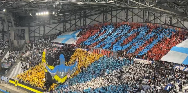 Momente rare între galeriile a două echipe adverse. Fanii lui Marseille și cei al lui AEK Atena au mers împreună la stadion