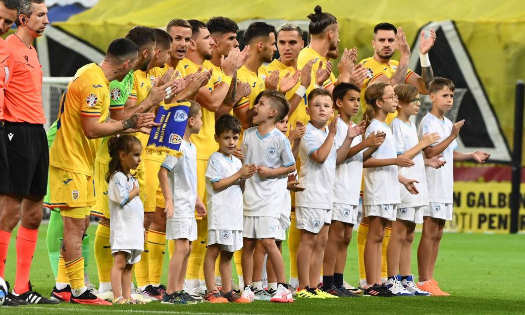 Fotbalistii romani la startul meciului de fotbal dintre Romania si Israel, din cadrul preliminariilor Campionatului Euro