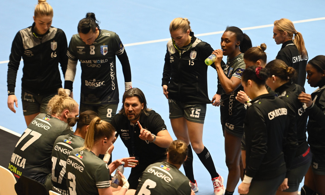 Handbalistele bucurestene la un timeout alaturi de antrenorul lor Adrian Vasile in meciul de handbal feminin dintre CSM