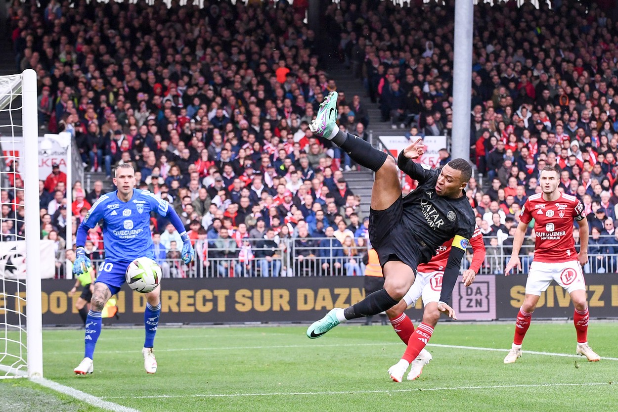 Imagine Stire Kylian Mbappe a reacționat, după ce a fost strâns de gât de un adversar | 2review.ro