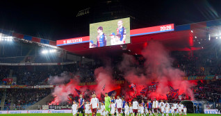 21.10.2023, Basel, St. Jakob-Park, Super League: FC Basel 1893 - Servette FC, Players of FC Basel and Servette enter the