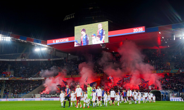 21.10.2023, Basel, St. Jakob-Park, Super League: FC Basel 1893 - Servette FC, Players of FC Basel and Servette enter the