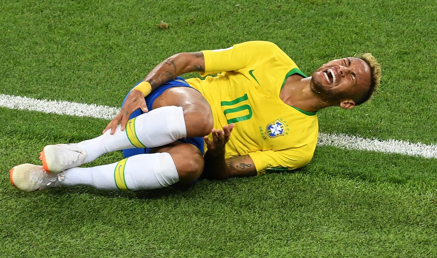 Pe teren piciorul rupt, pe scenă dansează ca nebunul!. Ce ar fi făcut Neymar în Brazilia, după accidentarea horror