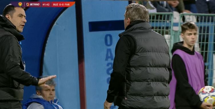 Gică Hagi, nervos pe toată lumea în prima repriză a meciului FC Buzău - Farul! Arbitrul a intervenit