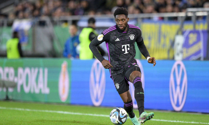 Fußball, DFB Pokal, 20231101, 1. FC Saarbrücken - FC Bayern München. Im Bild Alphonso DAVIES (FC Bayern München, 19) Pas