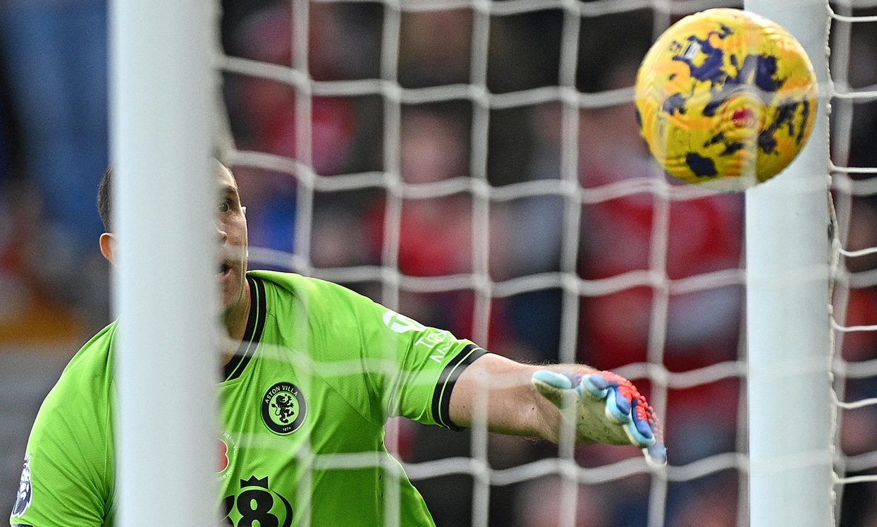 "Ăsta e cel mai bun portar din lume?". Emiliano Martinez, ținta ironiilor după ce a "comis-o" în Premier League