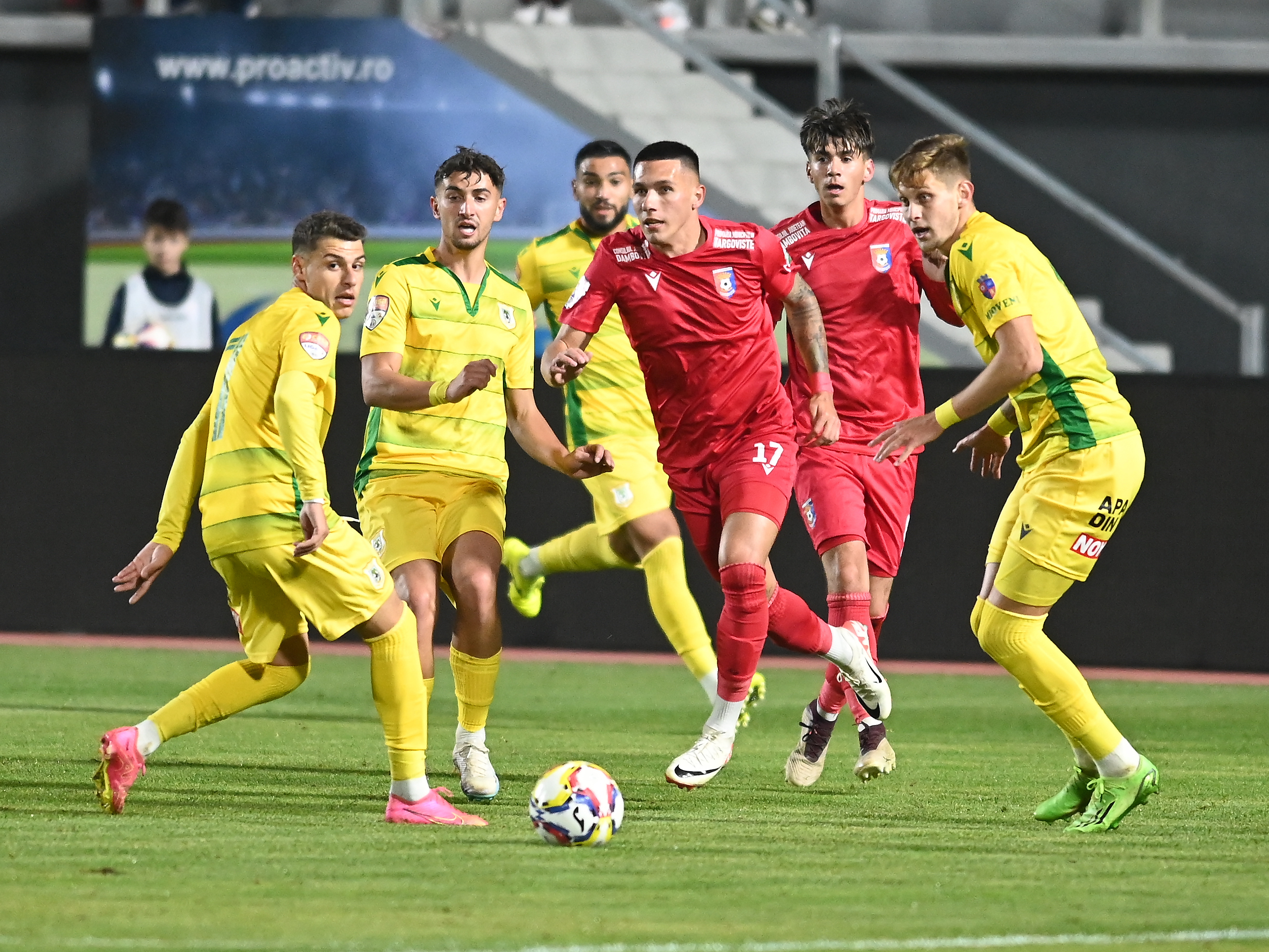 Chindia Târgoviște - CS Mioveni 0-2. Oaspeții s-au impus, iar suporterii i-au cerut demisia lui Vasile Miriuță