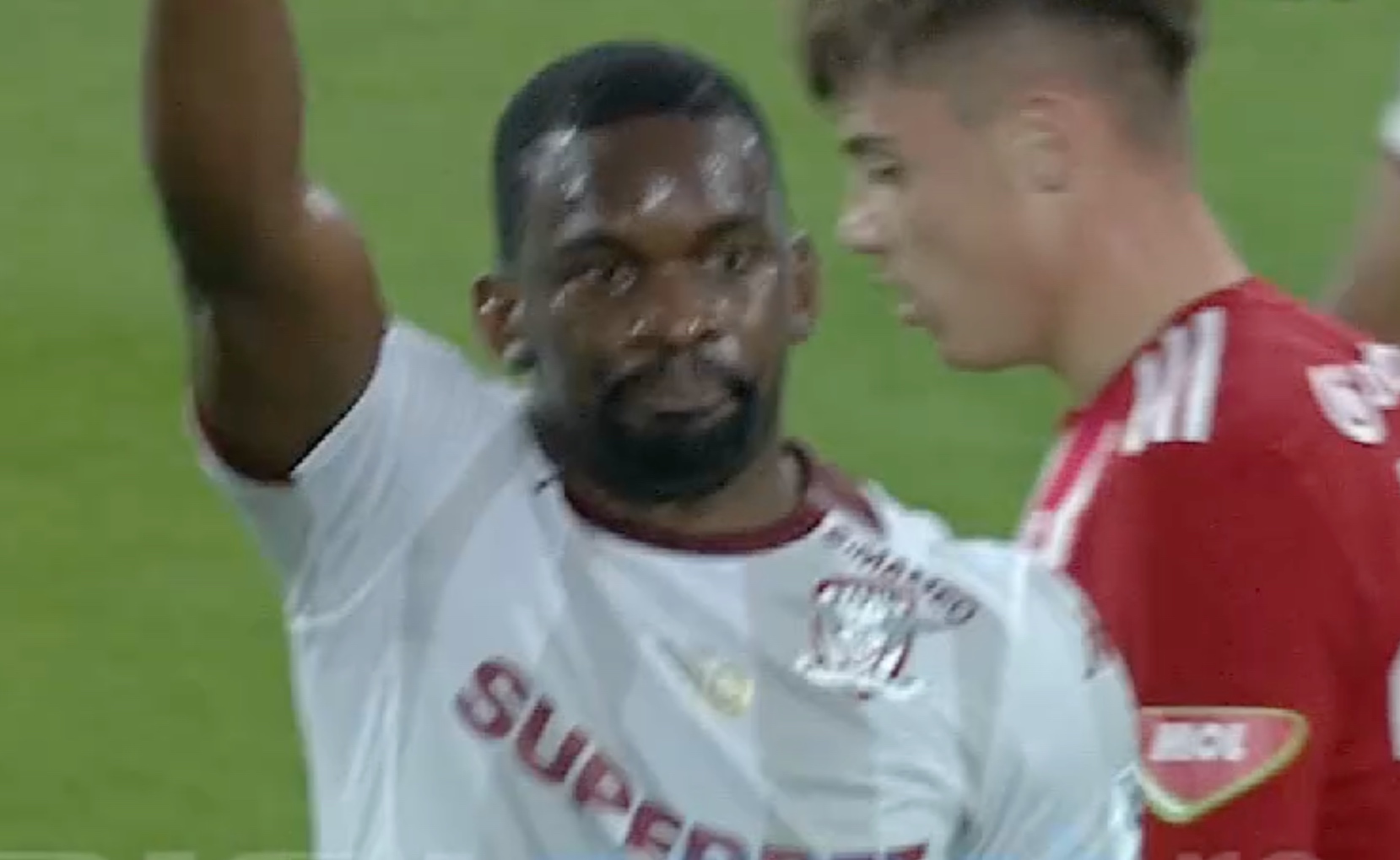Juvhel Tsoumou, aproape de un gol spectaculos la debut: a lovit bara din ”foarfecă”