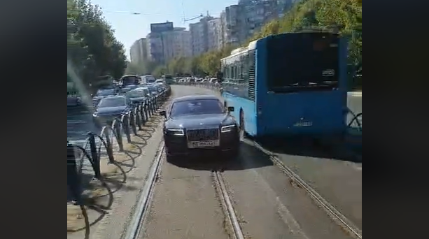 Cu o zi înainte de accident, Rolls Royce-ul de 500.000 € al lui Becali făcea slalom pe linia de tramvai: ”Oprește în stație”