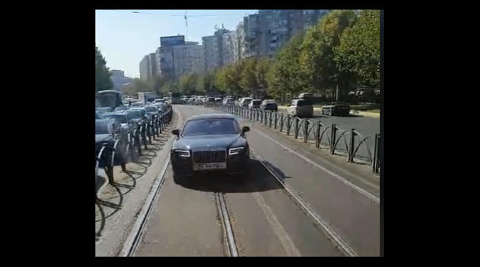 Mașina lui Gigi Becali, pe linia de tramvai / Foto: captură TikTok