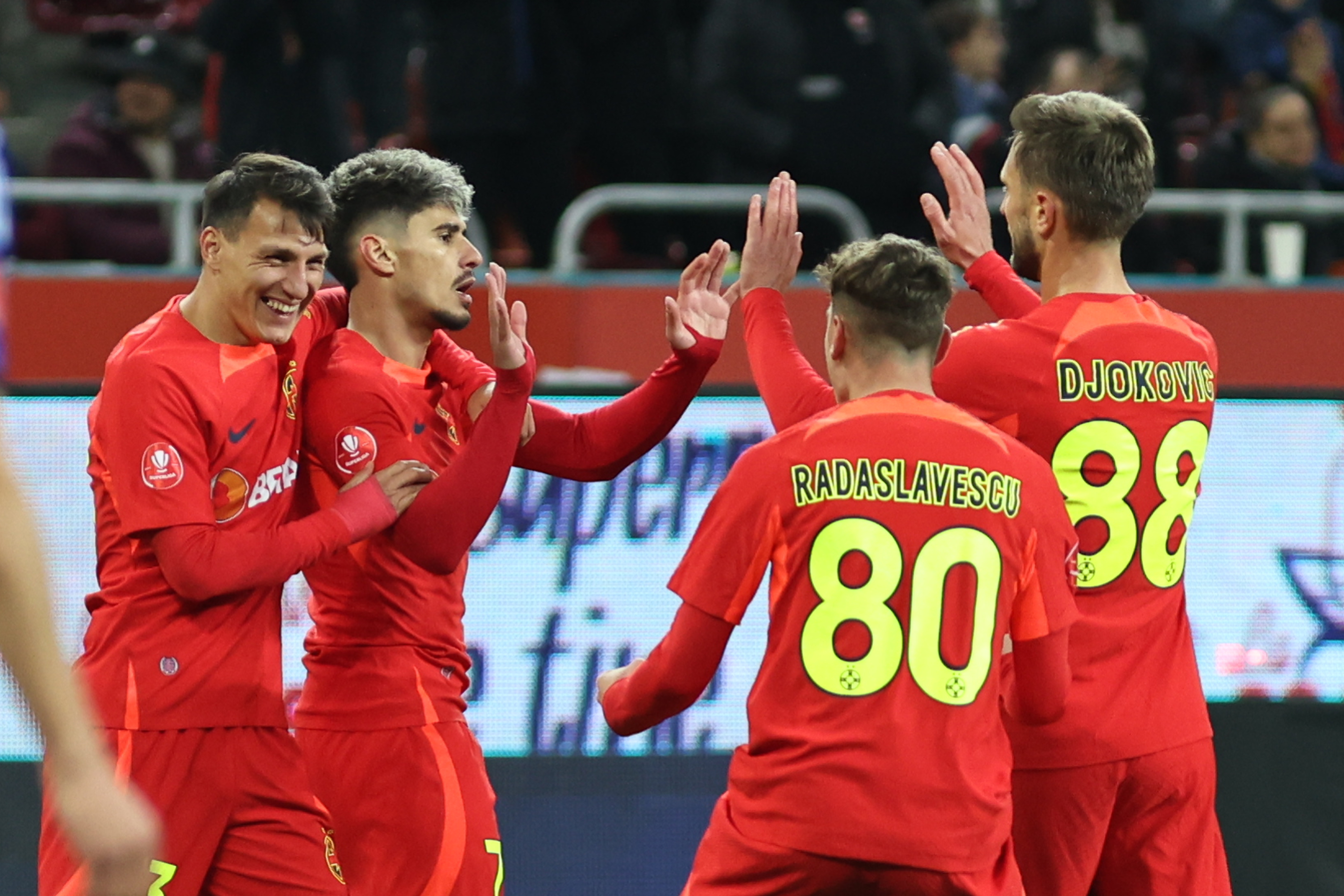 FCSB - FCU Craiova 2-1. Liderul SuperLigii câștigă cu emoții, în 10 oameni