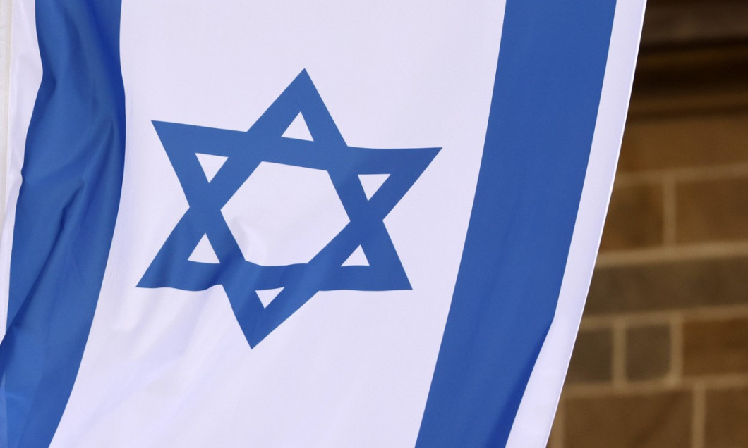 Eine israelische Flagge weht an der Kölner Synagoge in der Roonstraße gegenüber dem Rathenauplatz. Am 7. Oktober 2023 ha