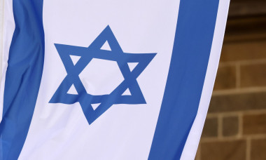 Eine israelische Flagge weht an der Kölner Synagoge in der Roonstraße gegenüber dem Rathenauplatz. Am 7. Oktober 2023 ha
