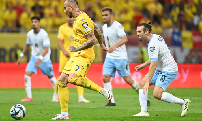 Denis Alibec marcheaza un gol de langa Sean Goldberg in meciul de fotbal dintre Romania si Israel, din cadrul preliminar