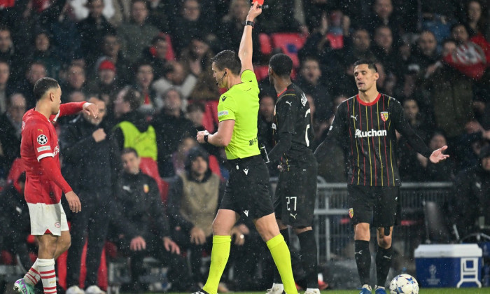 231108 PSV Eindhoven vs RC Lens Morgan Guilavogui (27) of RC Lens receives a red card from German referee Daniel Siebert