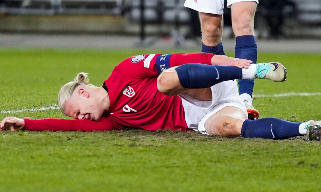 Oslo 20231116.Erling Braut Haaland took a small hit during the private international football match between Norway and the Faroe Islands at the Ullevaal stadium.Photo: Lise Aaserud / NTB