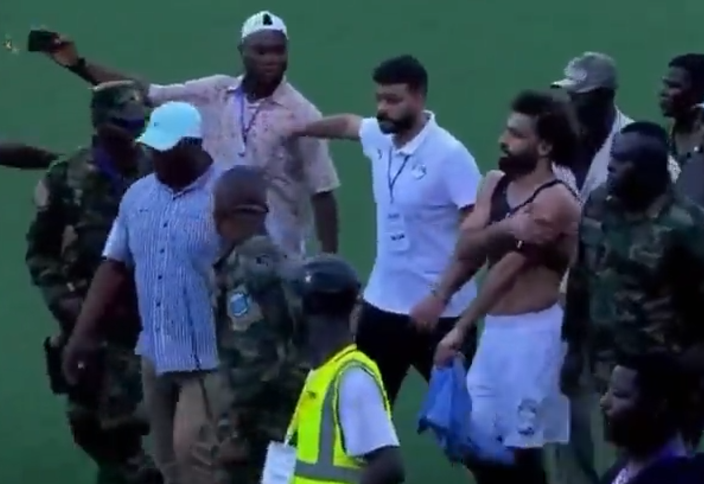 Mohamed Salah, escortat de militari! Imagini rar întâlnite pe terenul de fotbal