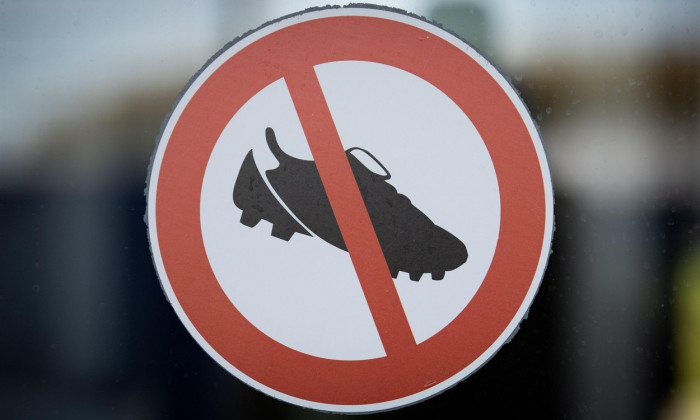 Paderborn, Germany. 25th Oct, 2021. Football: 2nd Bundesliga, training ground of SC Paderborn. "Football boots forbidden" is written on a sticker on a door. Credit: Friso Gentsch/dpa/Alamy Live News