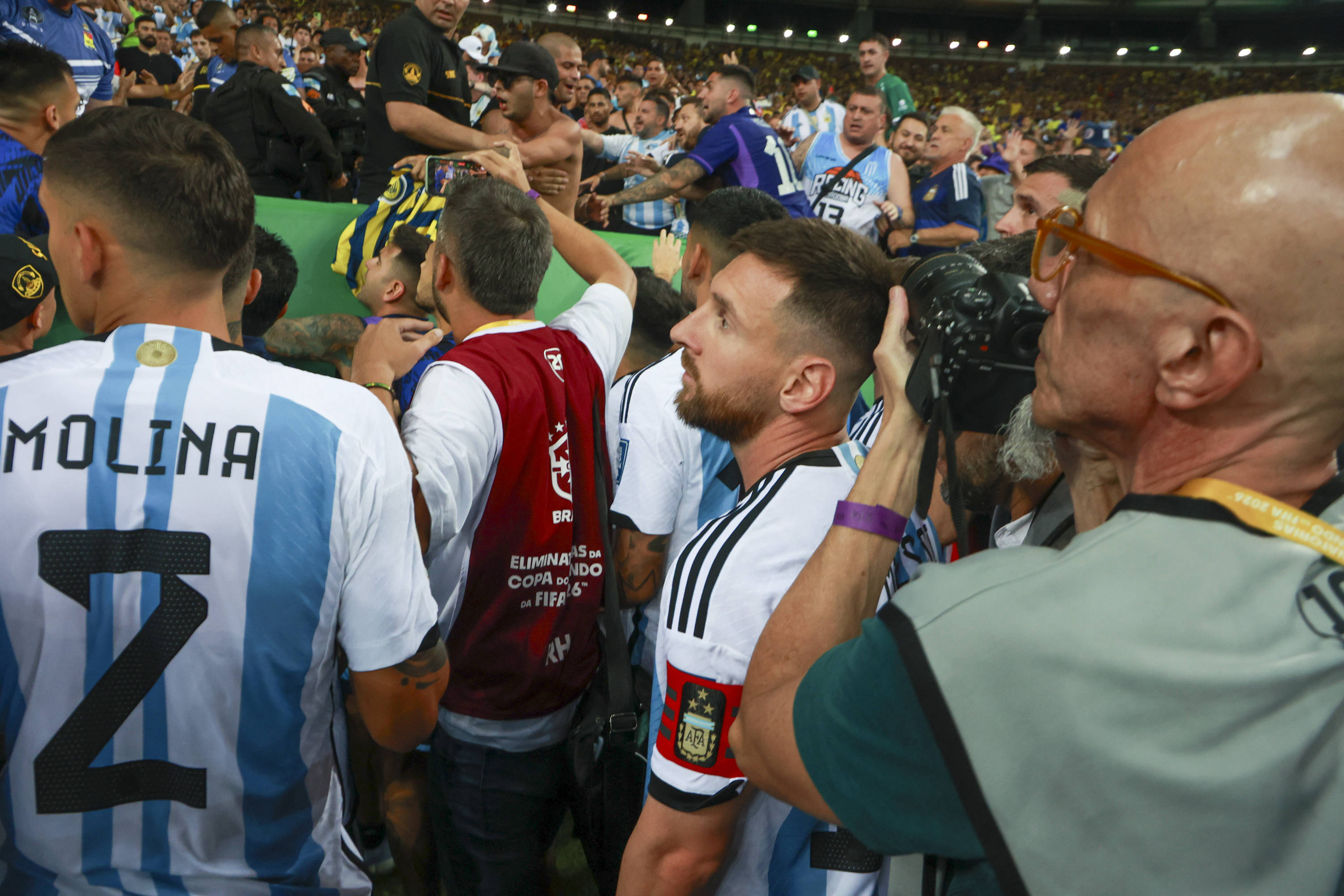 Incidente grave în duelul Brazilia - Argentina! Messi a scos echipa de pe teren / Oamenii legii au intervenit în forță