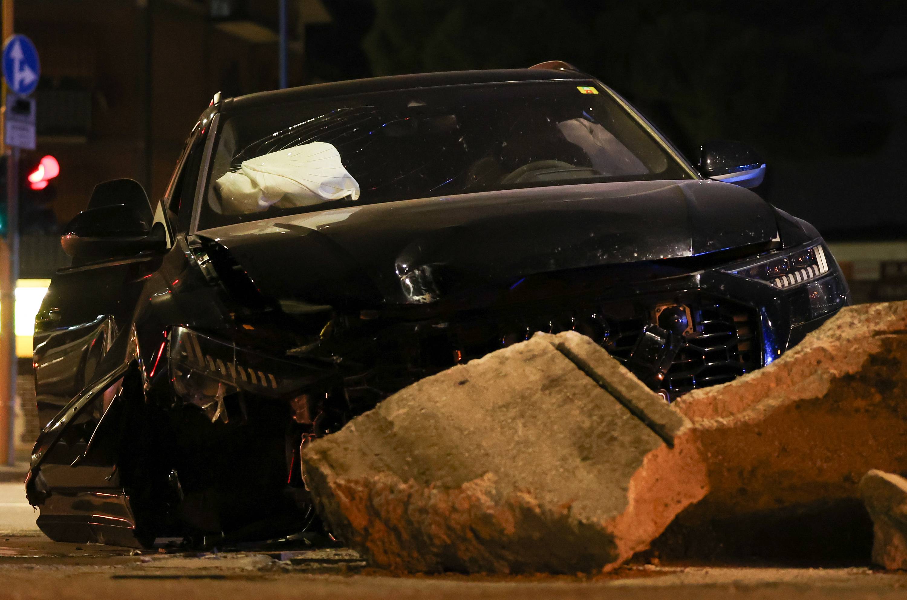 Mario Balotelli și-a făcut ”praf” mașina într-un accident! Abia se mai ținea pe picioare