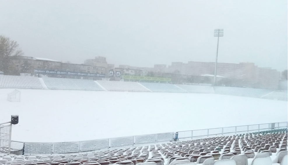 Așa arată stadionul din Galați, cu doar câteva ore înainte de Oțelul - Universitatea Craiova. A început deszăpezirea